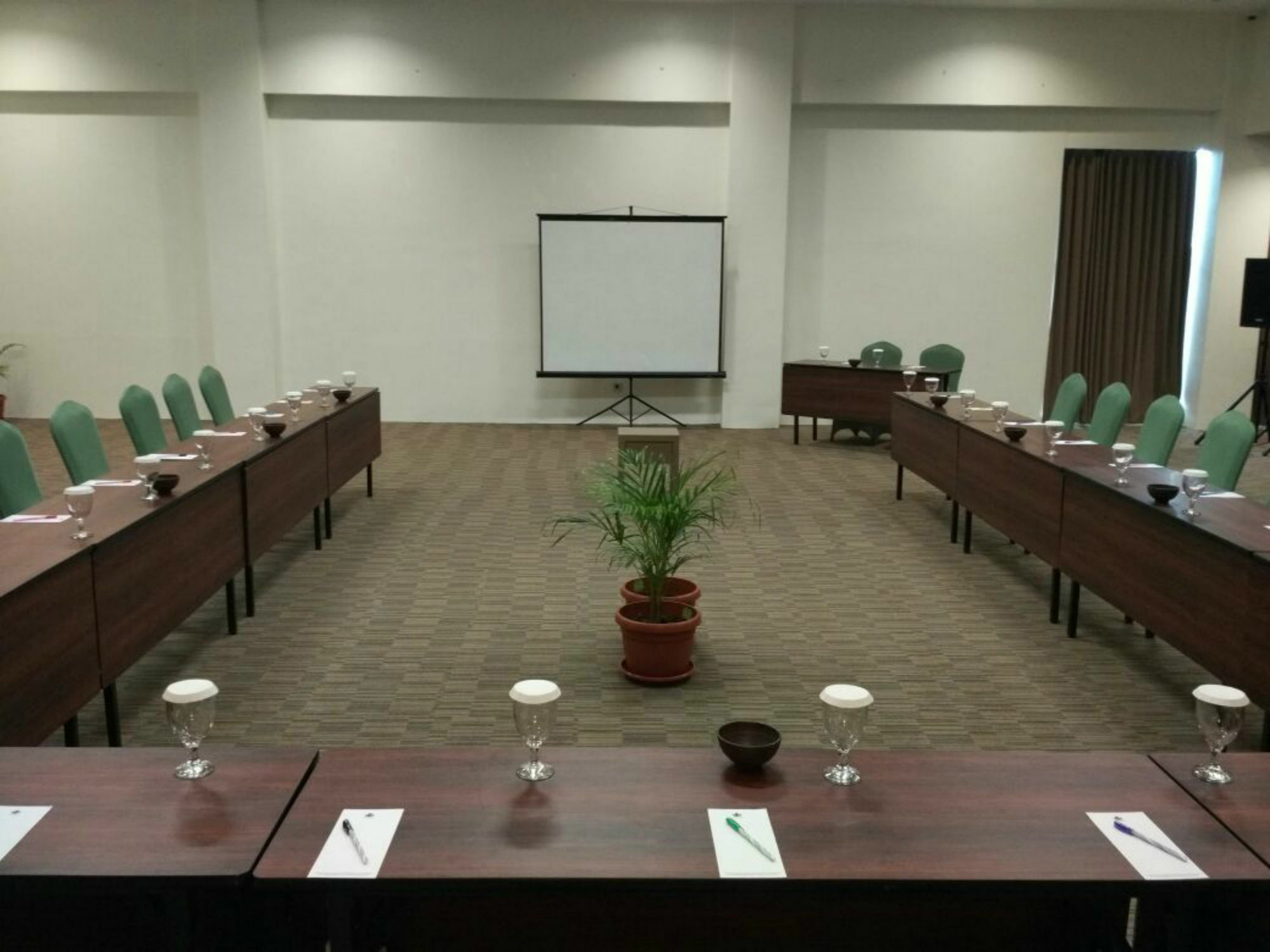Opi Indah Hotel Palembang Buitenkant foto
